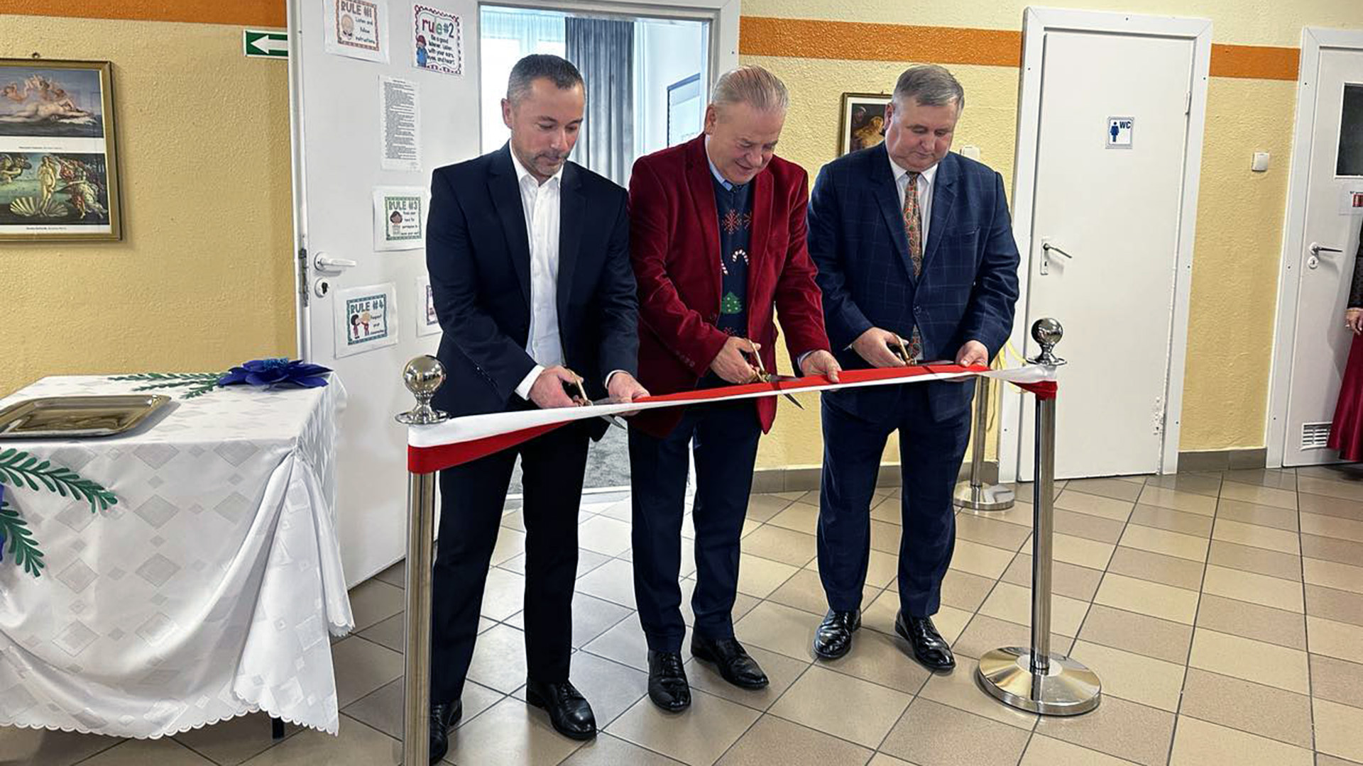 Uczniowie Szkoły Podstawowej w Małym Płocku cieszą się z nowej pracowni językowej