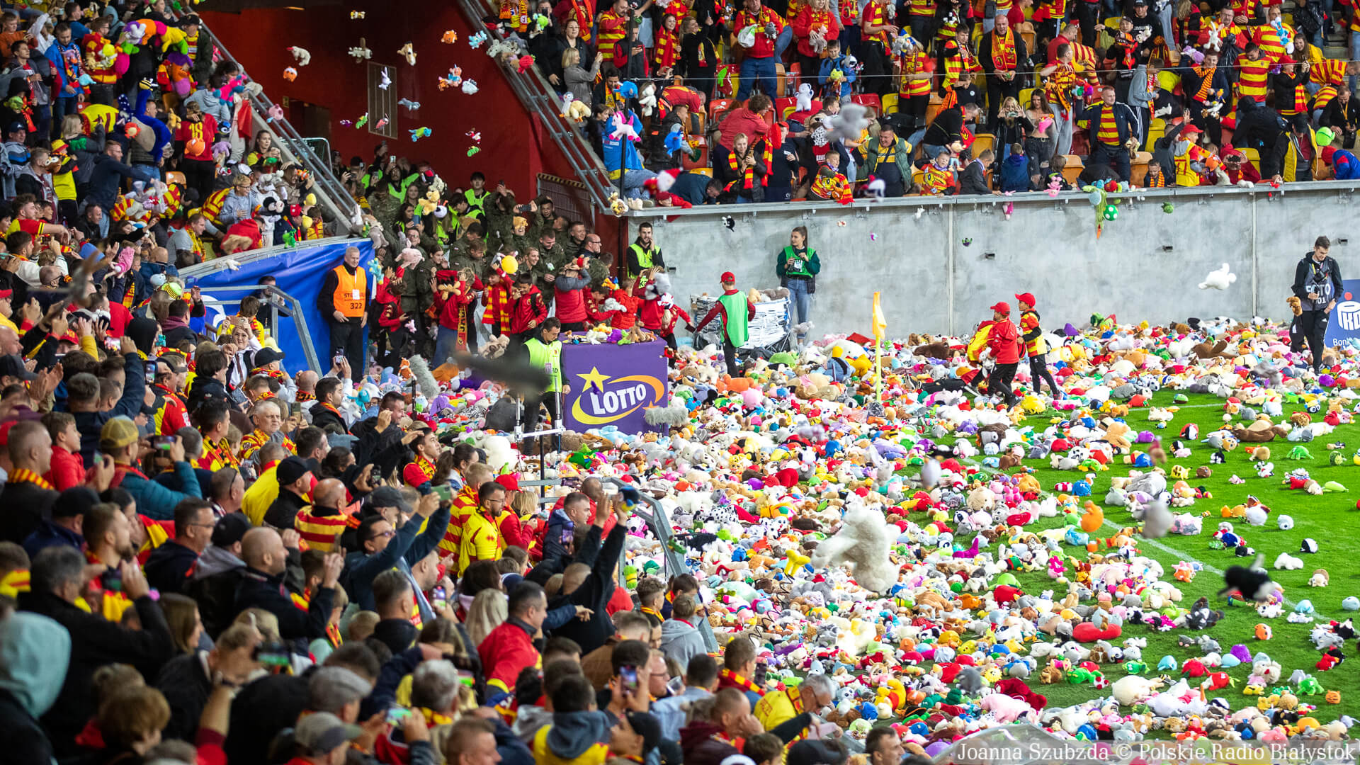 Ponad sto tysięcy maskotek wylądowało na murawie stadionu Jagiellonii