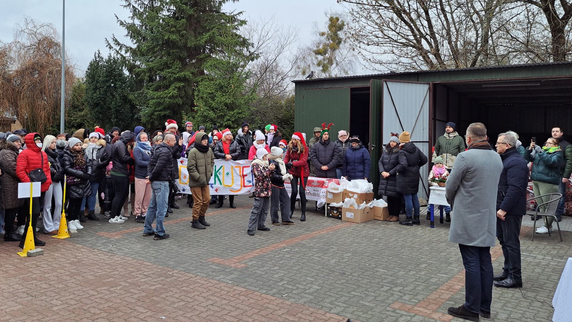 Świąteczna pomoc dla potrzebujących - Stowarzyszenie "Droga" rozdaje paczki z żywnością