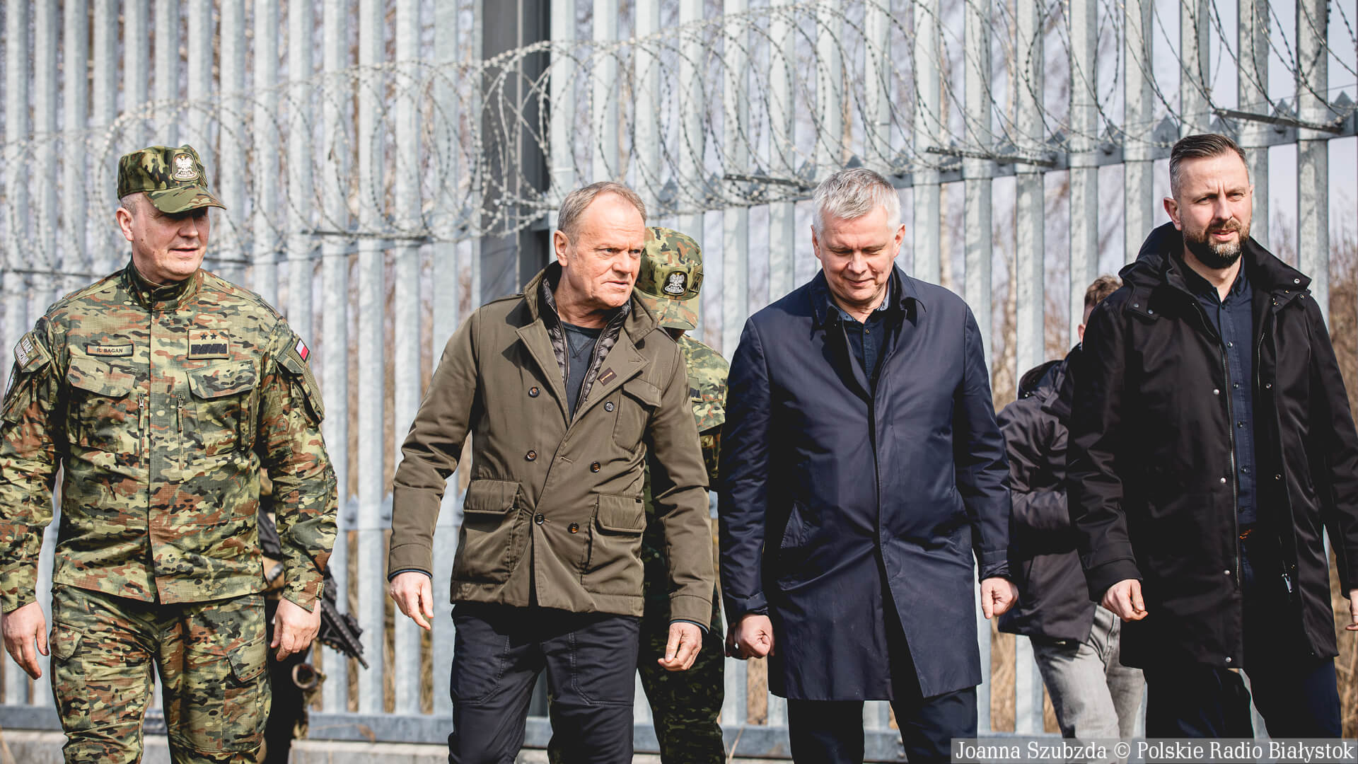 Premier Donald Tusk z szefami MON i MSWiA na polsko-białoruskiej granicy [zdjęcia, wideo z konferencji]
