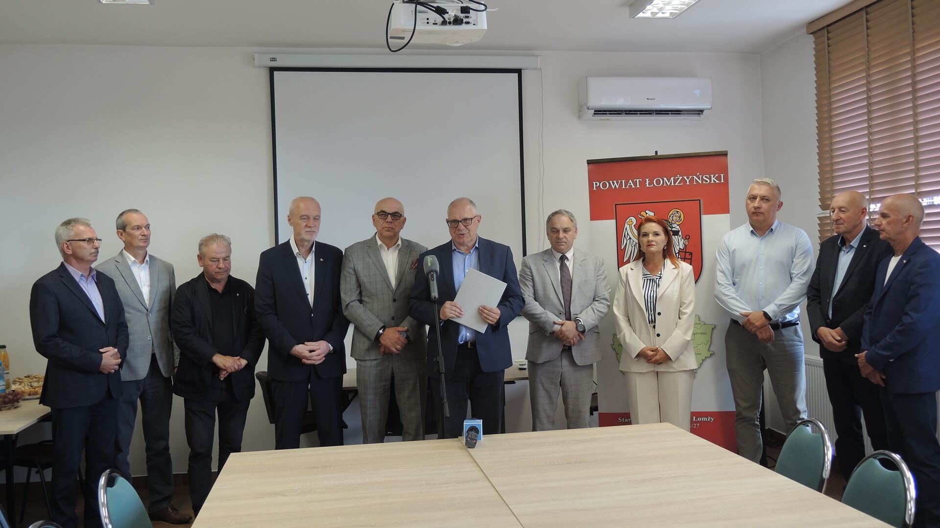 Władze powiatu łomżyńskiego podpisały dwie nowe umowy dotyczące dróg