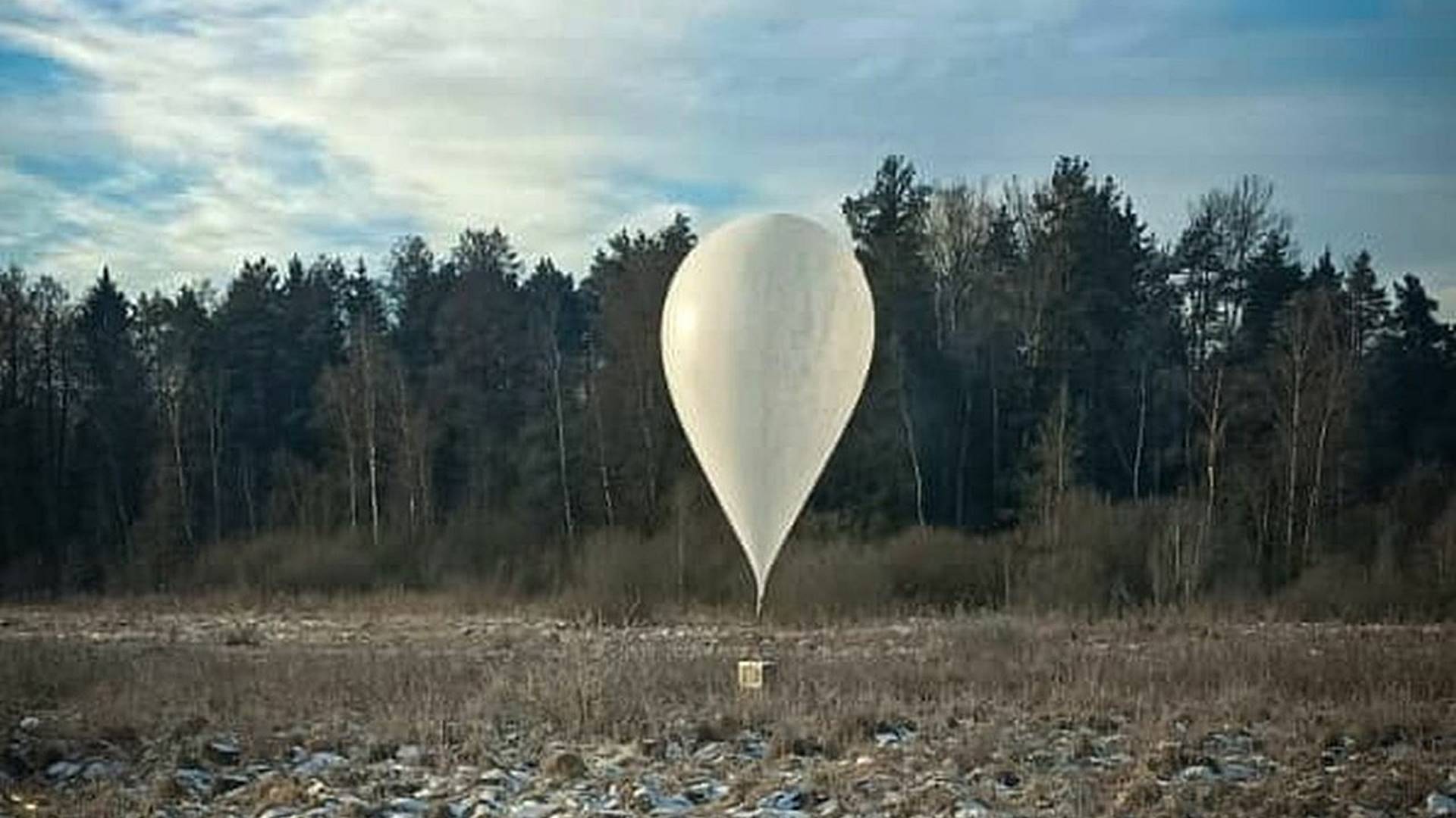 Balony z podejrzanymi paczkami w Podlaskiem. Policja bada sprawę