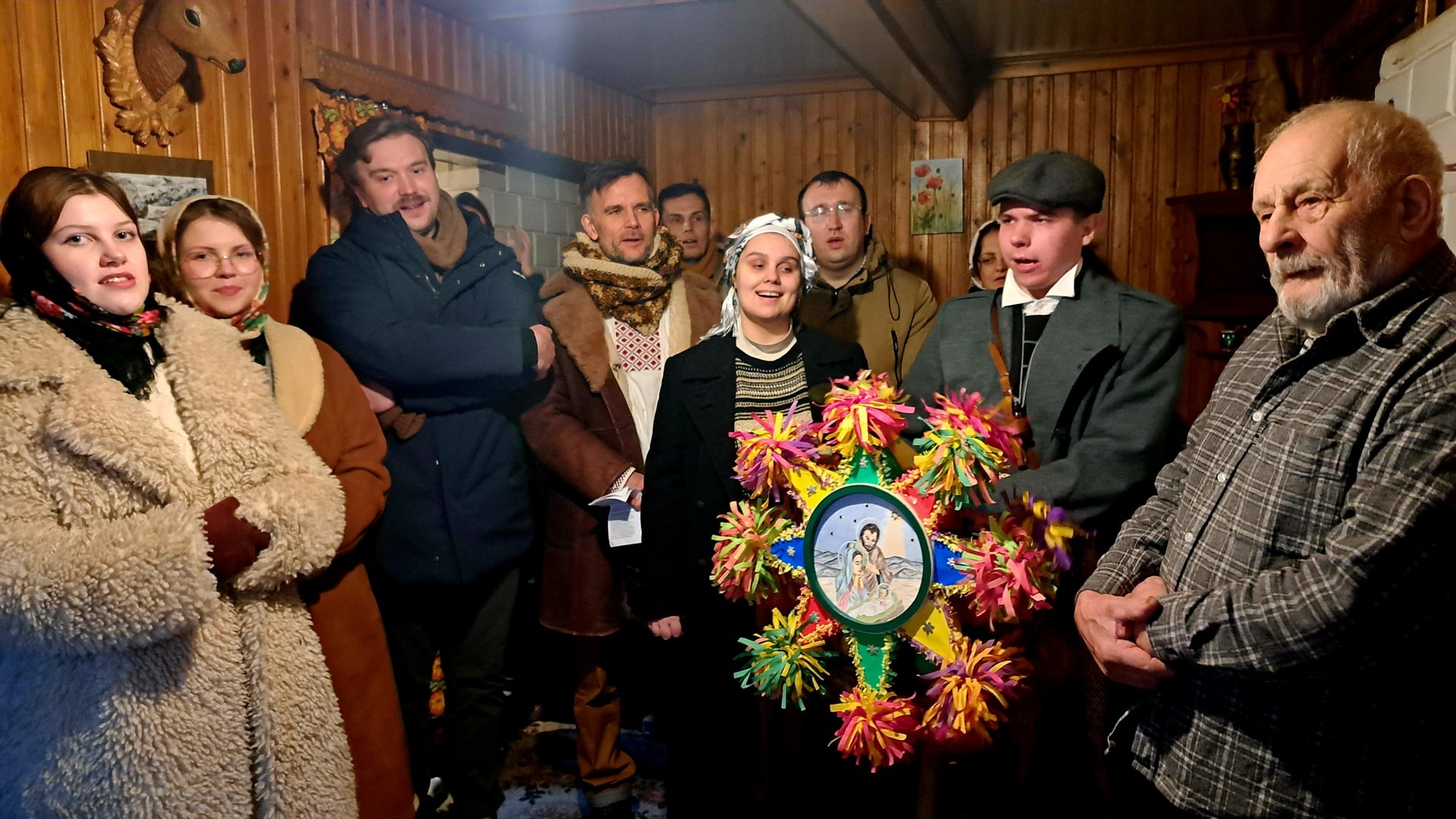 To bożonarodzeniowa tradycja - kolędnicy odwiedzają domy w podlaskich wsiach