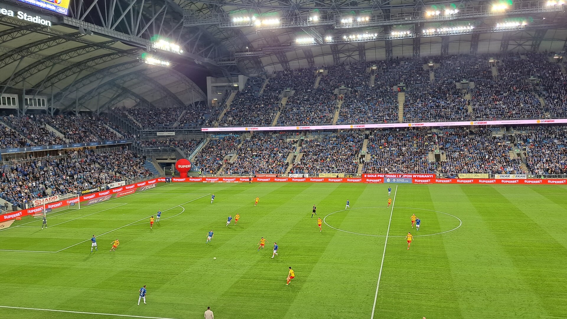 Mistrz Polski słabszy od lidera ekstraklasy – Jagiellonia Białystok przegrywa z Lechem Poznań [wideo]