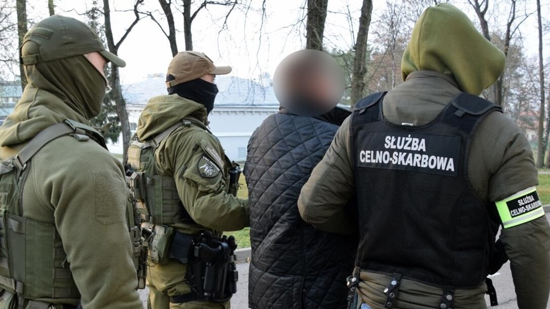 Zatrzymania podejrzanych o przemyt. Wśród nich są byli celnicy