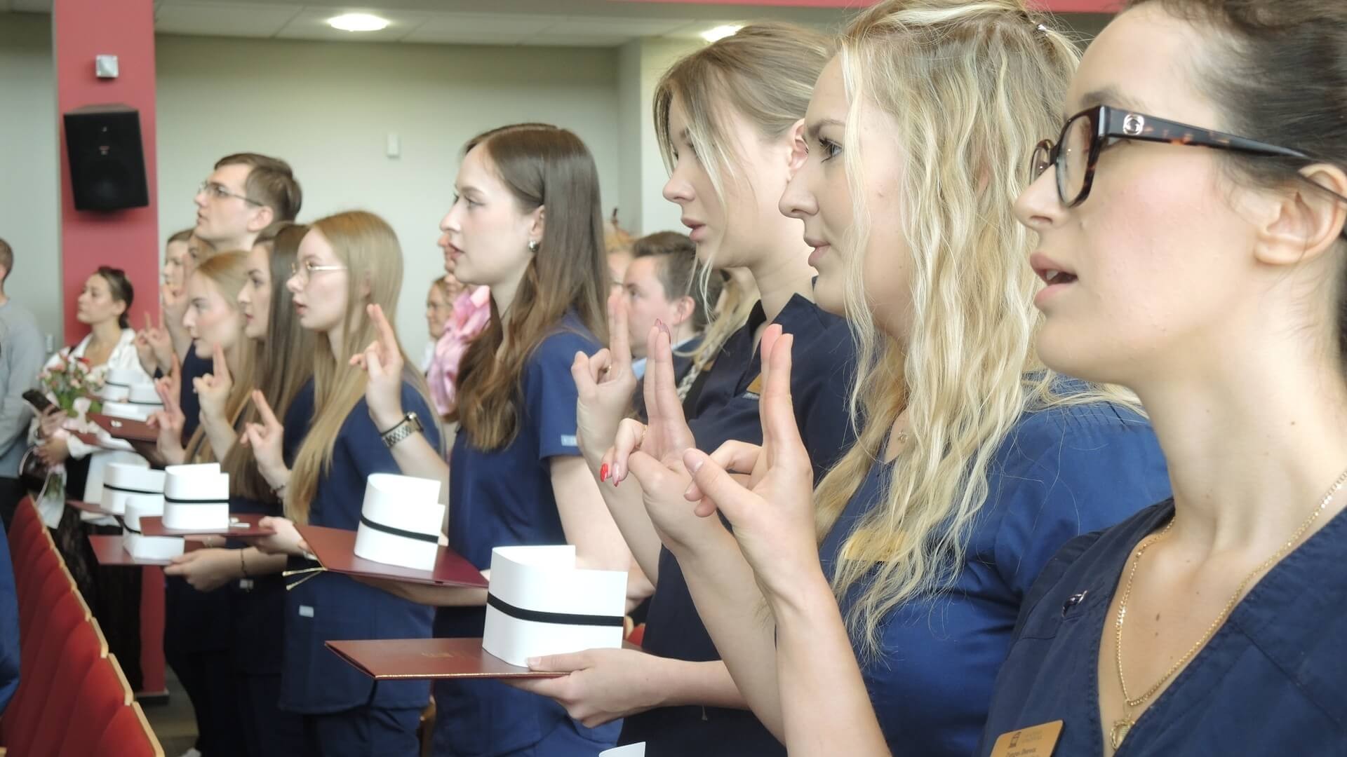 Przyszłe pielęgniarki i pielęgniarze złożyli ślubowanie w Akademii Łomżyńskiej