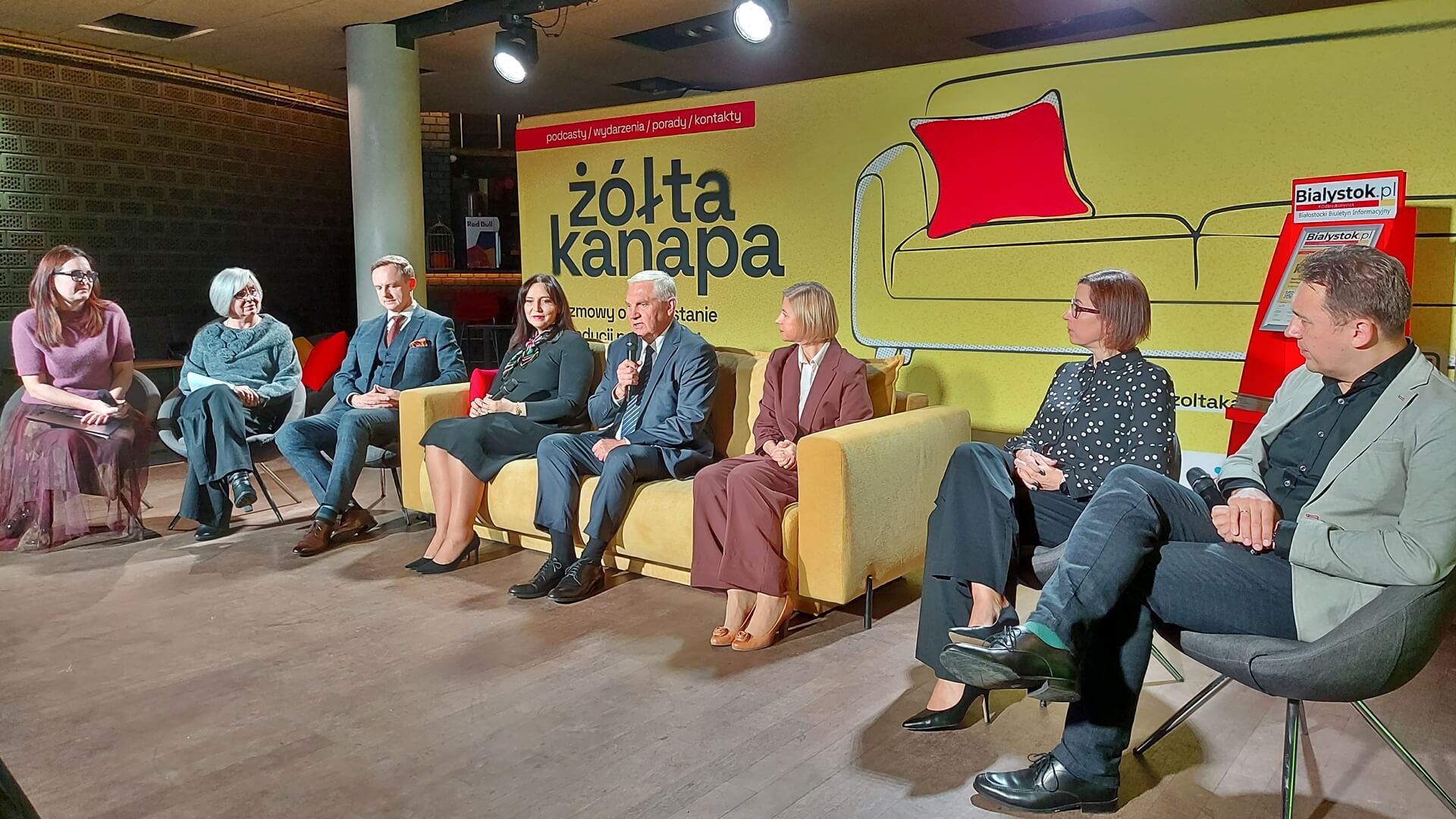 Rozpoczęła się kampania "Żółta Kanapa" na rzecz zdrowia psychicznego kobiet w Białymstoku