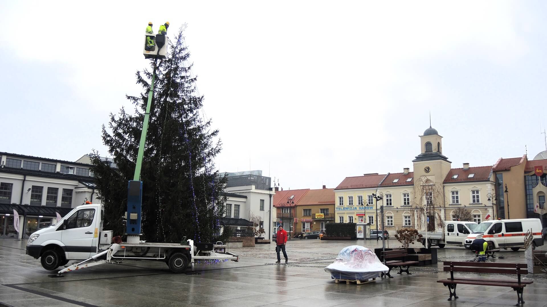 Trwa montaż świątecznych ozdób na ulicach Łomży