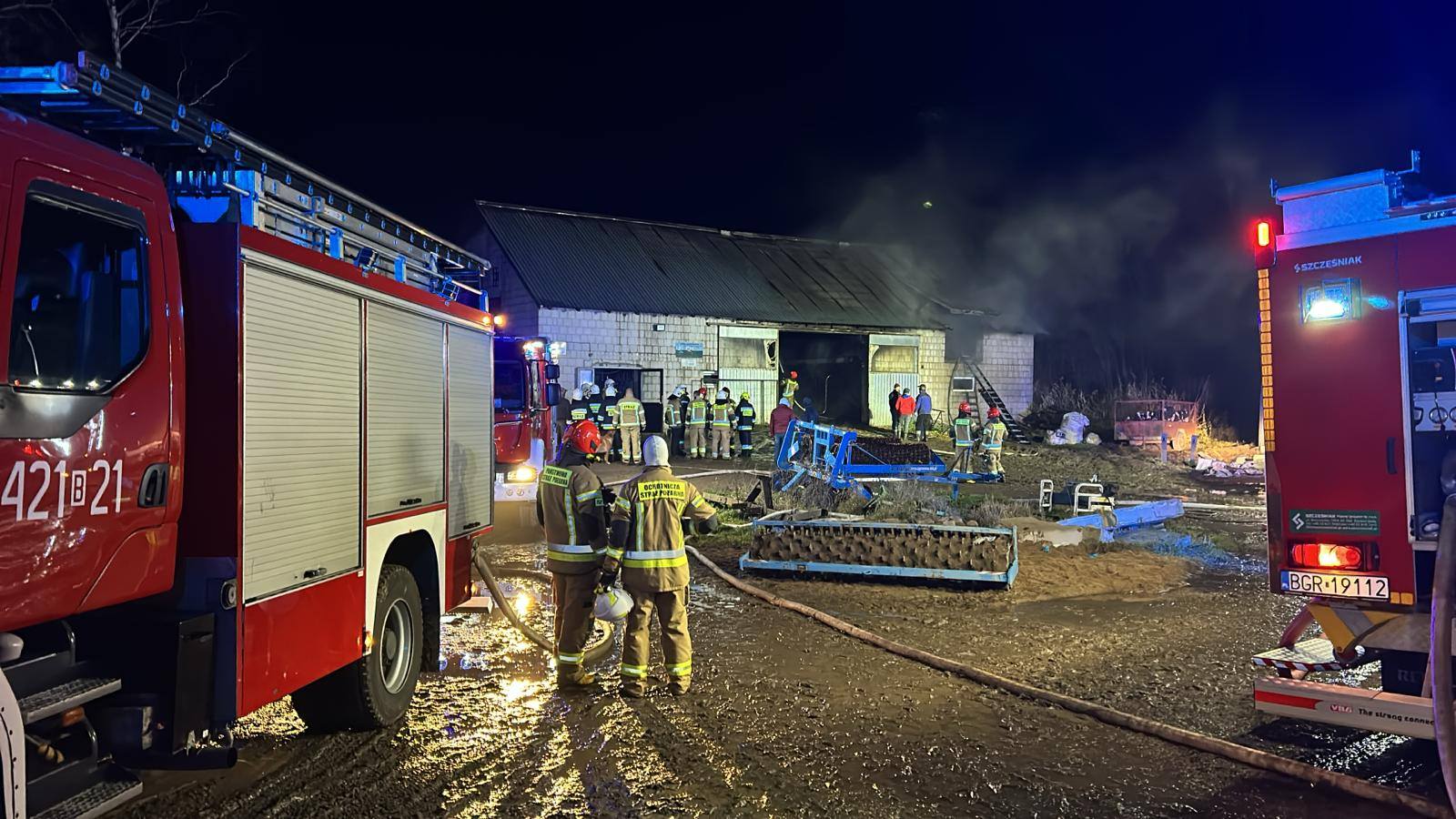 Pożar w miejscowości Skrodzkie. Spaliła się obora z bydłem w środku