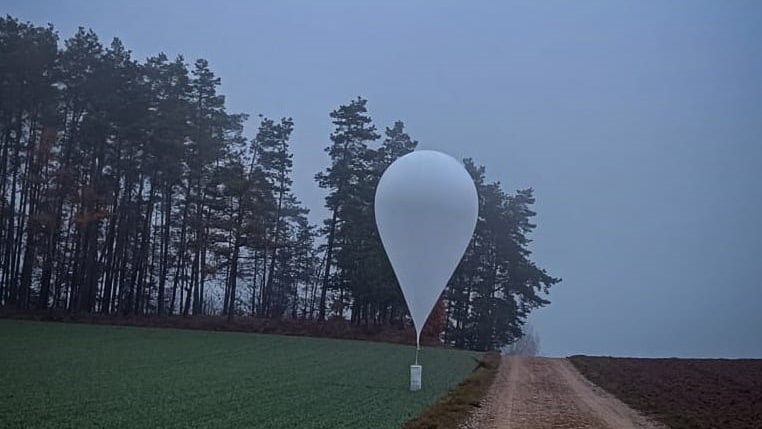 Kolejne balony z papierosami. Jeden wisiał na wiadukcie, drugi wylądował przy drodze