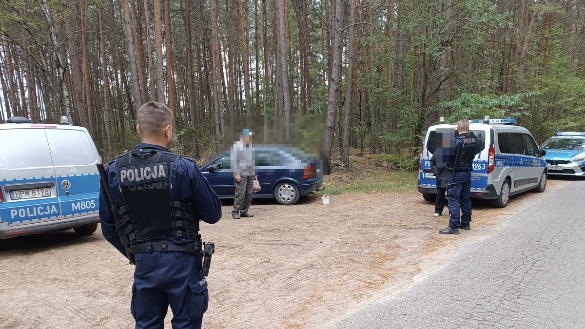 Policjanci pomogli zdezorientowanym grzybiarzom, którzy zgubili się w lesie