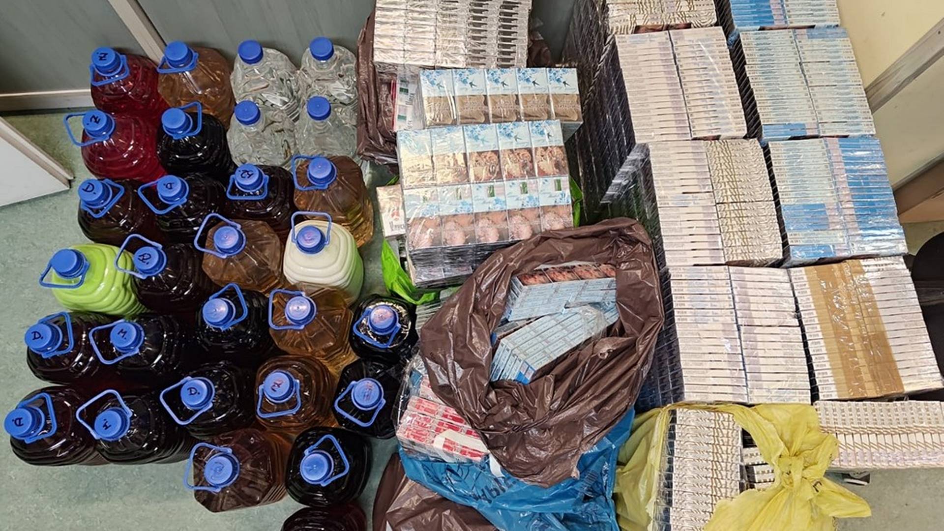Na posesji 61-latka skarbówka znalazła nielegalne papierosy i alkohol w dużych ilościach