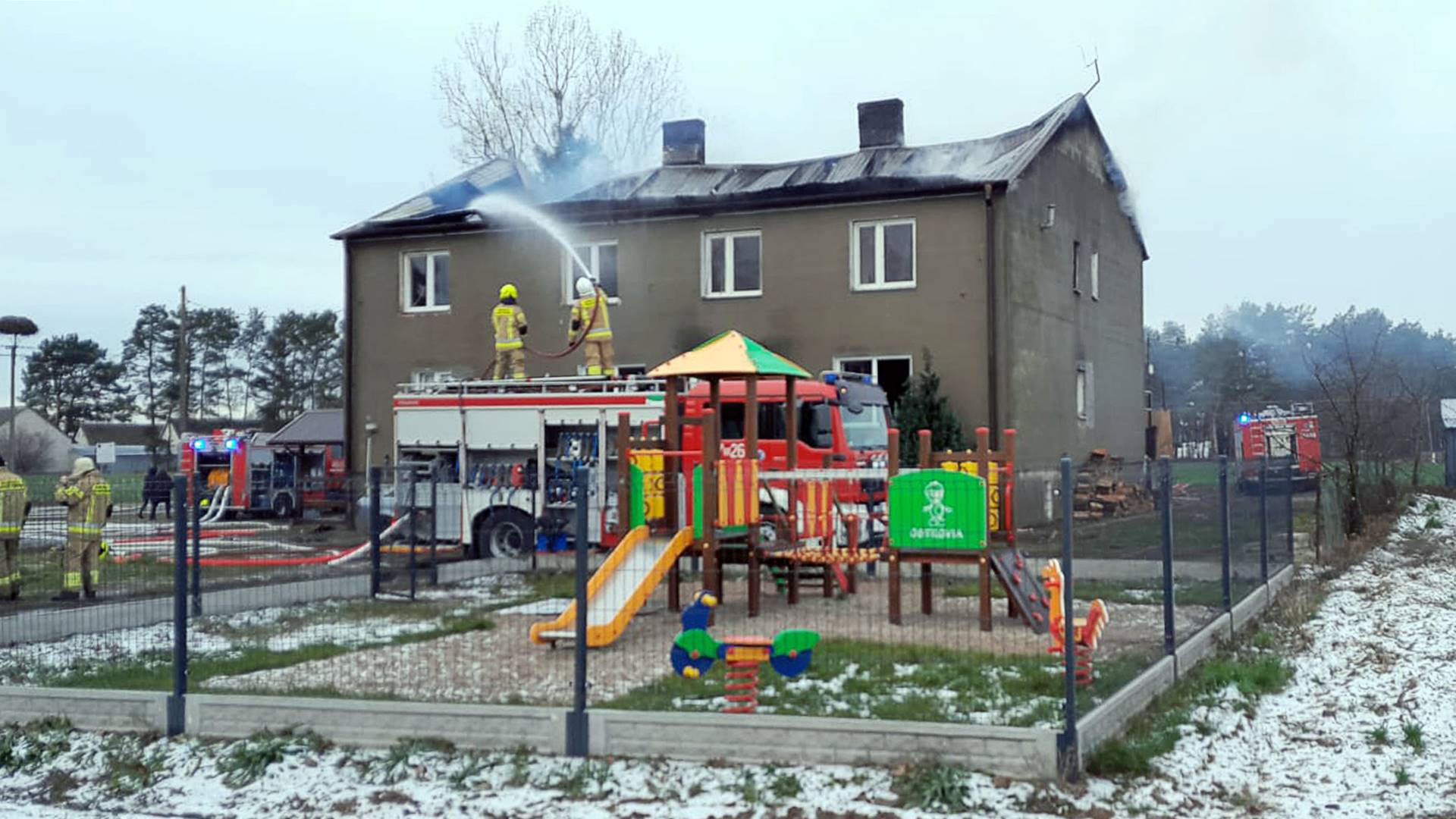 Pożar w miejscowości Wanacja w gminie Turośl - z płonącego budynku ewakuowano kilka rodzin [wideo]