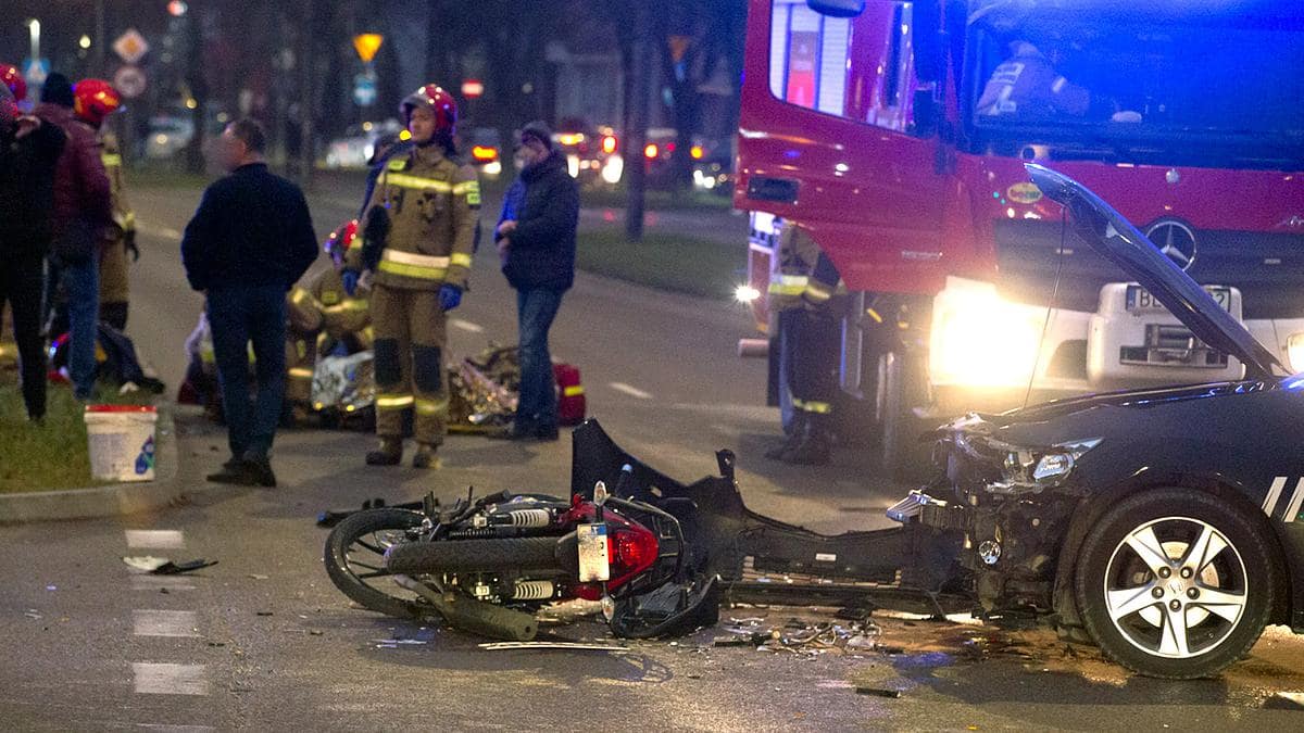 Wypadek w Łomży, nastoletni motocyklista trafił do szpitala