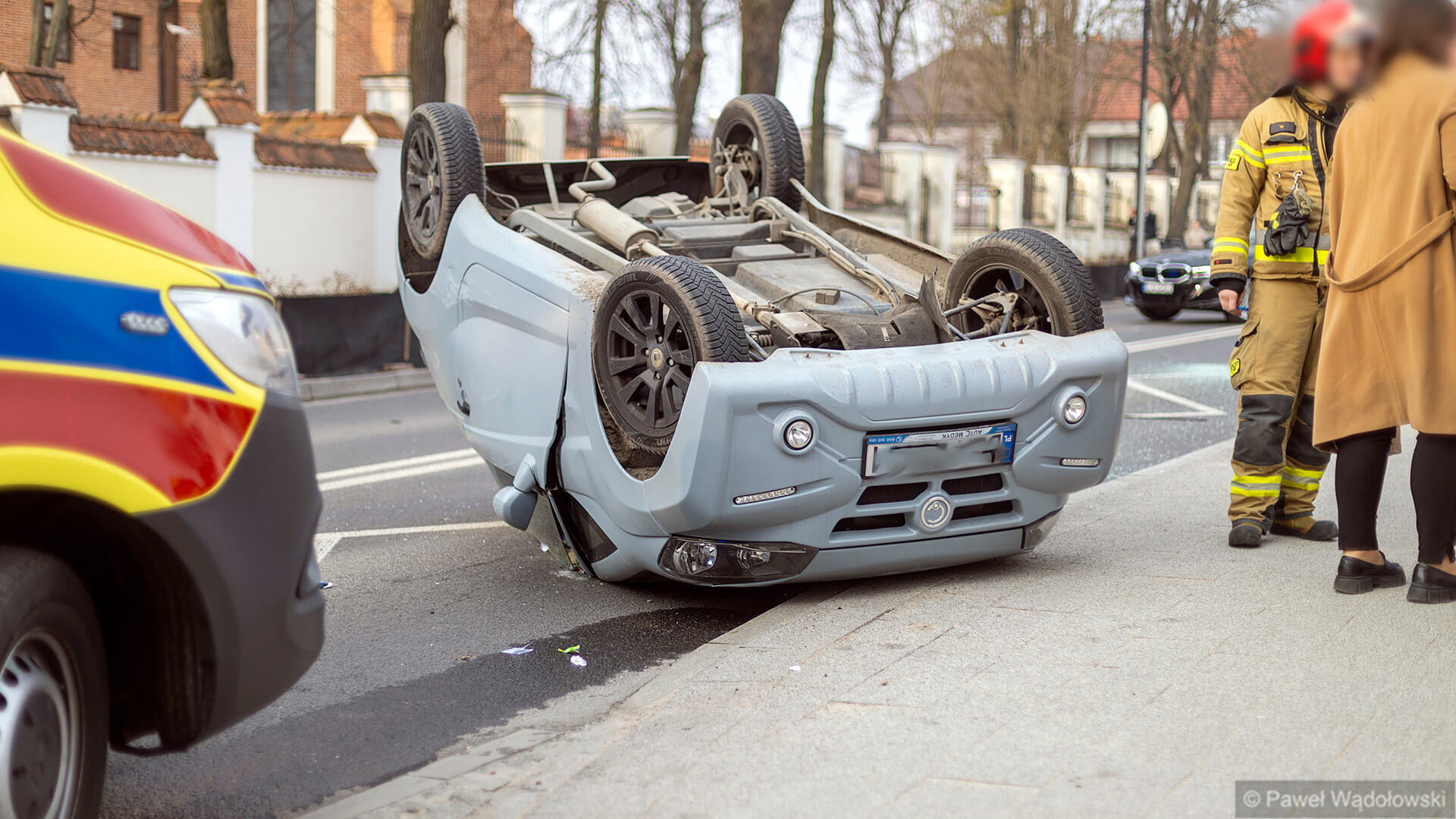 Wypadek w Łomży - microcar na dachu