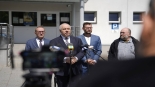 Konferencja prasowa przed Komendą Powiatową Policji w Hajnówce z udziałem Jacka Sasina, 2024.07.29, mat.org.