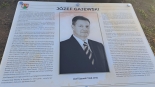 Odsłonięcie tablicy poświęconej byłemu prezydentowi Suwałk Józefowi Gajewskiemu, 21.11.2023, fot. Iza Kosakowska