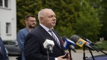 Konferencja prasowa przed Komendą Powiatową Policji w Hajnówce z udziałem Jacka Sasina, 2024.07.29, mat.org.
