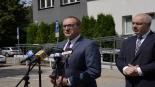 Konferencja prasowa przed Komendą Powiatową Policji w Hajnówce z udziałem Jacka Sasina, 2024.07.29, mat.org.