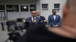 Konferencja prasowa przed Komendą Powiatową Policji w Hajnówce z udziałem Jacka Sasina, 2024.07.29, mat.org.