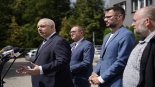 Konferencja prasowa przed Komendą Powiatową Policji w Hajnówce z udziałem Jacka Sasina, 2024.07.29, mat.org.
