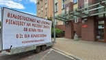 Baner ustawiony przed siedzibą Podlaskiego Urzędu Wojewódzkiego w Białymstoku, fot. Wojciech Szubzda