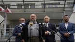 Konferencja prasowa przed Komendą Powiatową Policji w Hajnówce z udziałem Jacka Sasina, 2024.07.29, mat.org.