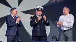 Prezes Polskiego Radia Białystok Mirosław Bielawski, zwycięzca licytacji "Statku Widmo" Bogusław Falkowski i prezes Stowarzyszenia "Jasny Cel" Jacek Reszuta, 30.07.2023, fot. Sylwia Krassowska