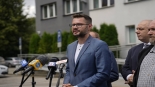 Konferencja prasowa przed Komendą Powiatową Policji w Hajnówce z udziałem Jacka Sasina, 2024.07.29, mat.org.