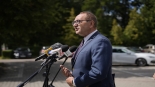 Konferencja prasowa przed Komendą Powiatową Policji w Hajnówce z udziałem Jacka Sasina, 2024.07.29, mat.org.