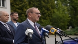 Konferencja prasowa przed Komendą Powiatową Policji w Hajnówce z udziałem Jacka Sasina, 2024.07.29, mat.org.