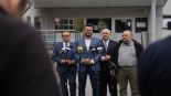 Konferencja prasowa przed Komendą Powiatową Policji w Hajnówce z udziałem Jacka Sasina, 2024.07.29, mat.org.