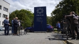 Konferencja prasowa przed Komendą Powiatową Policji w Hajnówce z udziałem Jacka Sasina, 2024.07.29, mat.org.