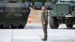 Donald Tusk w Wojskowym Zgrupowaniu Zadaniowym Podlasie w Karakulach, 11.05.2024, fot. Joanna Szubzda