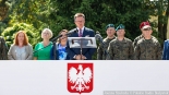 Przekazanie flagi z budynku Sejmu żołnierzom 18. Białostockiego Pułku Rozpoznawczego, 16.07.2024, fot. Joanna Szubzda