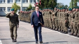 Przekazanie flagi z budynku Sejmu żołnierzom 18. Białostockiego Pułku Rozpoznawczego, 16.07.2024, fot. Joanna Szubzda
