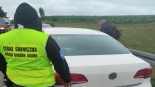Kurierzy i nielegalni migranci zatrzymani na polsko-litewskiej granicy, 30.07.2025, fot. POSG