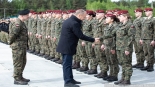 Donald Tusk w Wojskowym Zgrupowaniu Zadaniowym Podlasie w Karakulach, 11.05.2024, fot. Joanna Szubzda