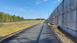 Asfaltowa droga przy zaporze na granicy polsko-białoruskiej, źródło: Podlaski Oddział Straży Granicznej/X