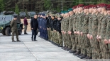 Donald Tusk w Wojskowym Zgrupowaniu Zadaniowym Podlasie w Karakulach, 11.05.2024, fot. Joanna Szubzda