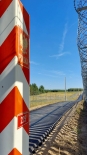 Asfaltowa droga przy zaporze na granicy polsko-białoruskiej, źródło: Podlaski Oddział Straży Granicznej/X