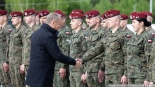 Donald Tusk w Wojskowym Zgrupowaniu Zadaniowym Podlasie w Karakulach, 11.05.2024, fot. Joanna Szubzda
