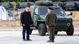 Donald Tusk w Wojskowym Zgrupowaniu Zadaniowym Podlasie w Karakulach, 11.05.2024, fot. Joanna Szubzda
