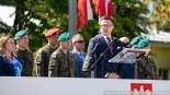 Przekazanie flagi z budynku Sejmu żołnierzom 18. Białostockiego Pułku Rozpoznawczego, 16.07.2024, fot. Joanna Szubzda