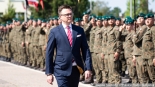 Przekazanie flagi z budynku Sejmu żołnierzom 18. Białostockiego Pułku Rozpoznawczego, 16.07.2024, fot. Joanna Szubzda
