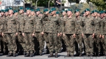 Przekazanie flagi z budynku Sejmu żołnierzom 18. Białostockiego Pułku Rozpoznawczego, 16.07.2024, fot. Joanna Szubzda
