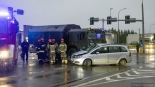W Łomży, na skrzyżowaniu Al. Legionów i ulicy Pileckiego samochód osobowy zderzył się z wojskowym samochodem ciężarowym, 1.03.2025, fot. Paweł Wądołowski