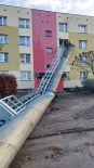 W Lipsku na ulicy Nowodworskiej zawalił się komin wolnostojący, uszkadzając sąsiedni budynek, 16.12.2024, źródło: KP PSP AUGUSTÓW / X (Twitter)
