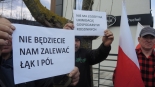 Konferencja prasowa podlaskich rolników przed biurem poselskim Stefana Krajewskiego w Zambrowie, 21.03.2025, fot. Adam Dąbrowski