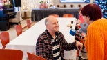 Przekazanie świątecznych paczek od Polskiego Radia Białystok podopiecznym DPS-u przy ul. Świerkowej w Białymstoku, 16.12.2024, fot. Barbara Sokolińska